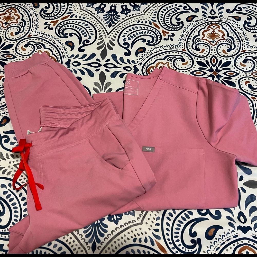 Figs Chalk Pink Scrub Set